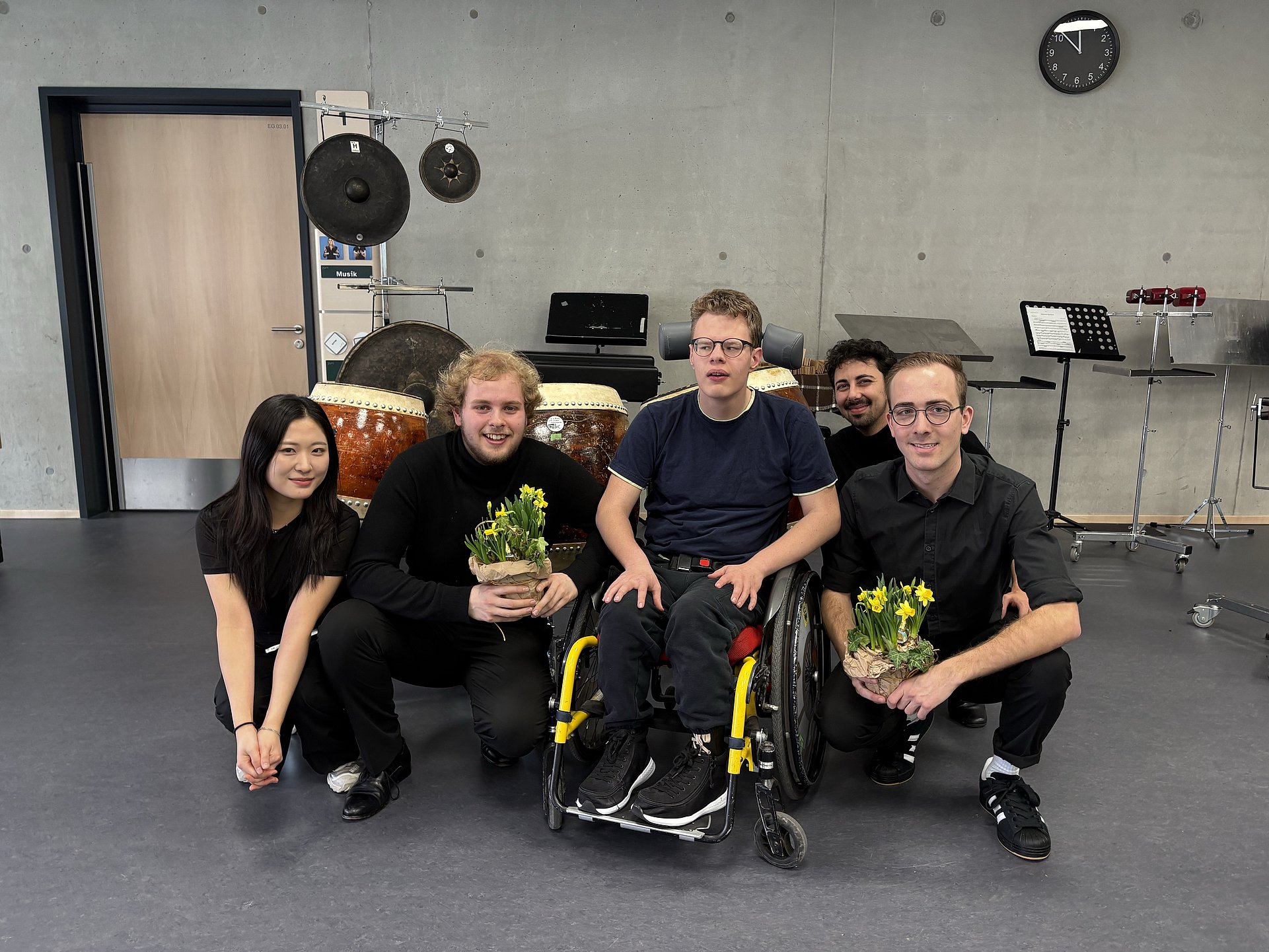 Viel Musikstudenten und ein Schüler im Rollstuhl