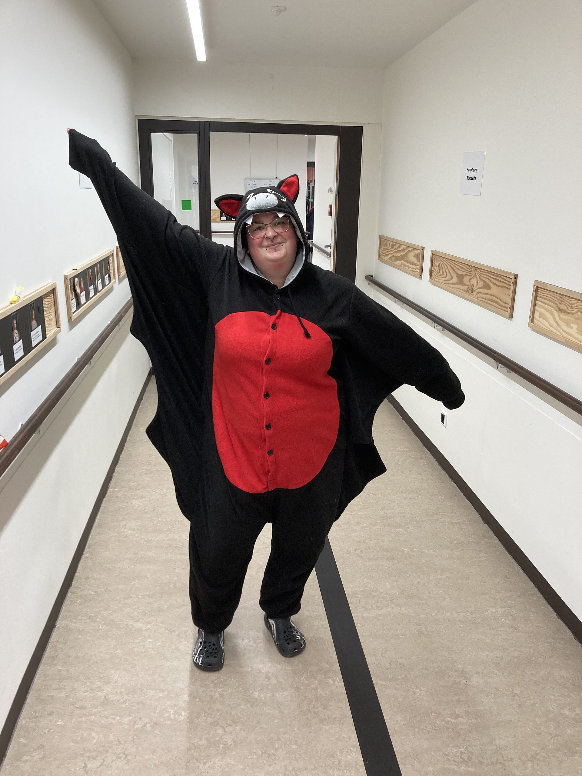 Eine Frau ist als Fledermaus verkleidet