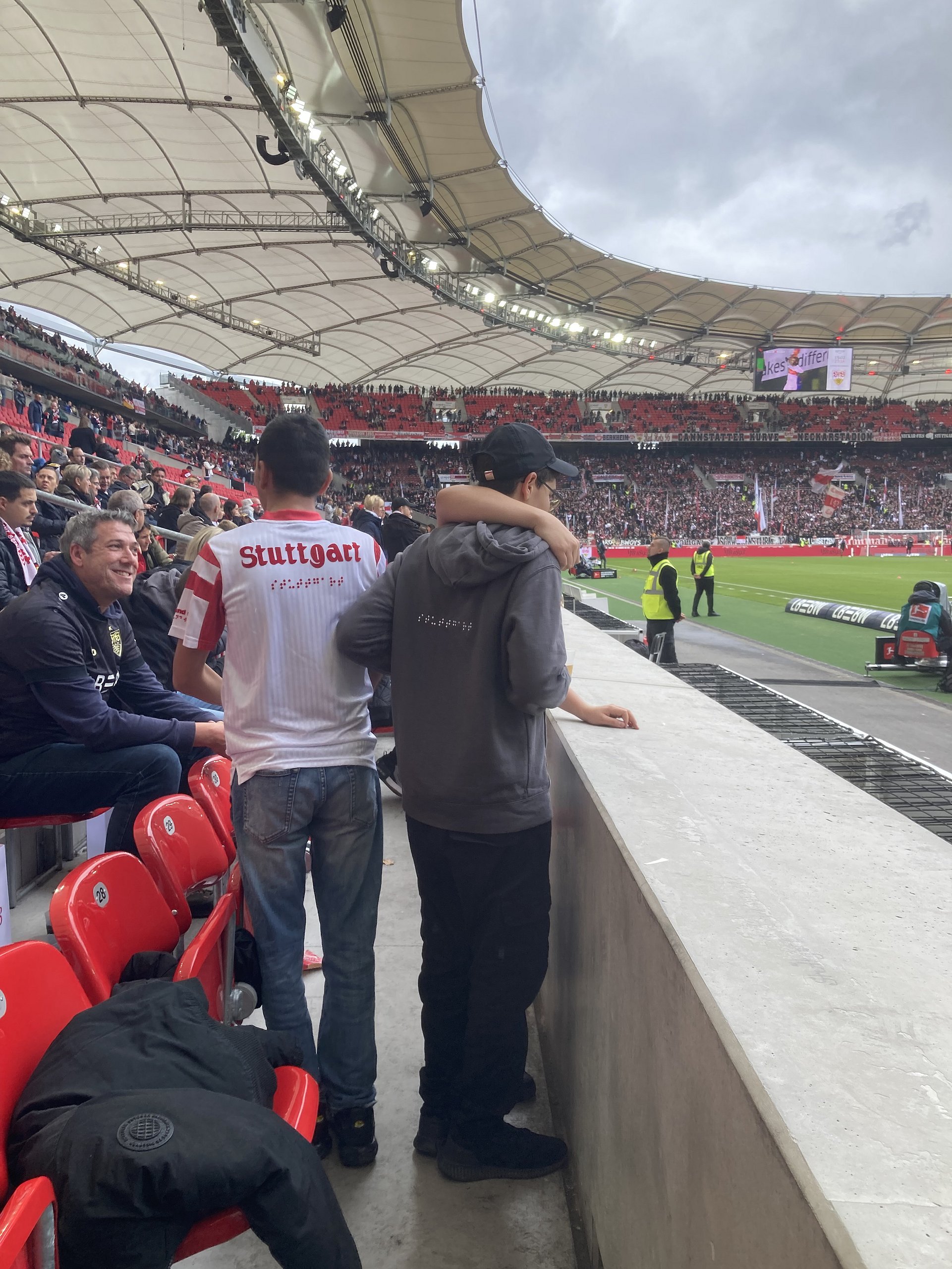 Zwei Schüler stehen in der MHP Arena bei den Zuschauersitzen