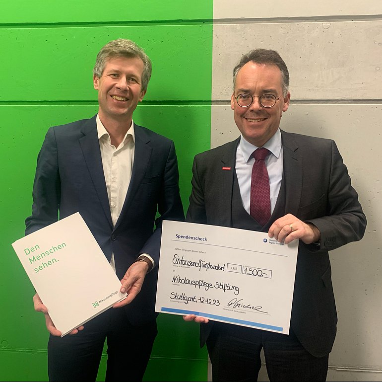 Dr. Jens Alt, Geschäftsbereichsleitung Arbeit und Beschäftigung und Hauptgeschäftsführer der Handwerkskammer Peter Friedrich bei der Scheckübergabe